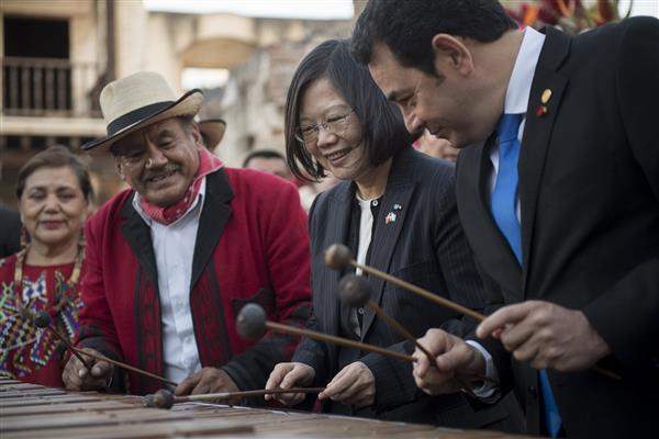 瓜國莫拉雷斯總統(Jimmy Morales)與蔡英文總統，一同體驗木琴演奏
