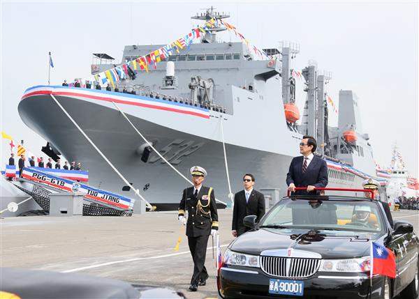 馬英九總統說，今日成軍的「沱江軍艦」是我國首艘雙船體結構的現代化軍艦，具有「匿蹤」、「快速」及「火力強」等優勢戰力，而其命名更具有深遠的歷史意義。（4-1）