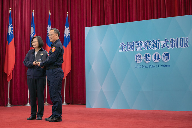 新式警察制服全面換裝　總統：專業、俐落，是臺灣警察嶄新形象