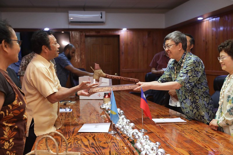 「帛誼專案」副總統拜會帛琉總統雷蒙傑索，雙方互贈禮物