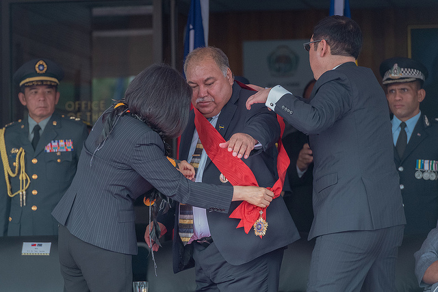 「海洋民主之旅」總統為瓦卡總統佩掛「采玉大勳章」