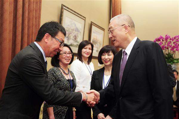 吳敦義副總統接見「全美臺灣同鄉聯誼會」返國致敬團一行，並與來賓一一握手致意。（2-1）