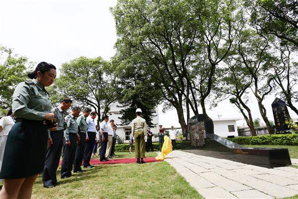 總統抵達陸軍航空601旅後，首先到營區內的龍城紀念公園，在昌平演習、0403專案及0716專案殉職的國軍將士紀念碑前獻花致敬，並向遺眷代表致意。（4-2）