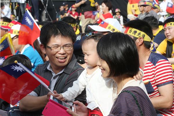 馬英九總統出席「中華民國各界慶祝臺灣光復七十周年」活動，重申紀念抗戰不是在「歌頌勝利」，而是在「譴責侵略、促進和平」，並強調將繼續抱持此一態度面對歷史，找到真正符合國家利益的方向。