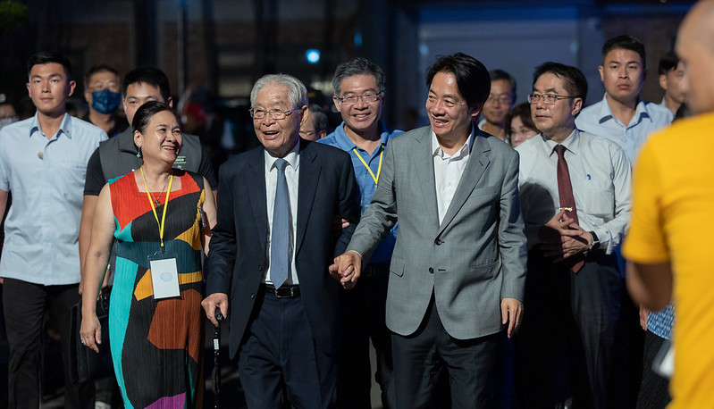 賴清德副總統今（30）日晚間前往臺南出席「黃家古厝26週年中秋音樂會」