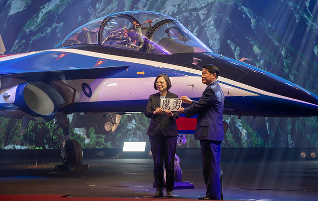 總統出席「空軍新式高教機出廠典禮」，並完成「勇鷹」掛牌命名儀式