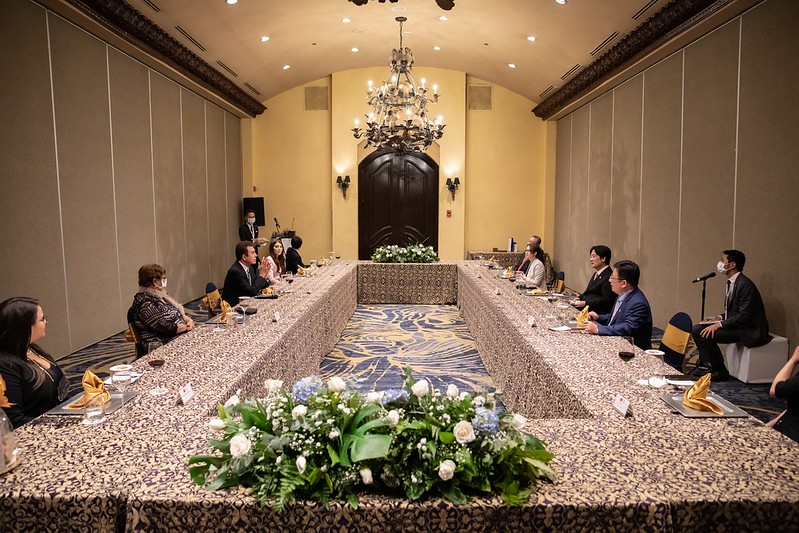 賴副總統於行館晚宴宏都拉斯共和國副總統當選人納斯拉雅（Salvador Nasralla）伉儷及古蒂蕾絲（Doris Alejandrina Gutiérrez）