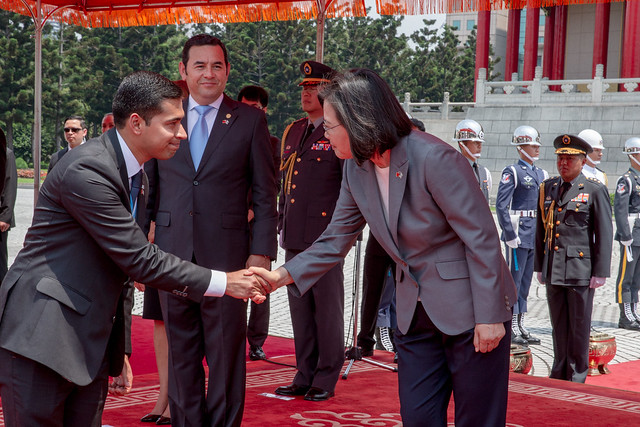 總統主持「軍禮歡迎瓜地馬拉共和國總統莫拉雷斯伉儷」