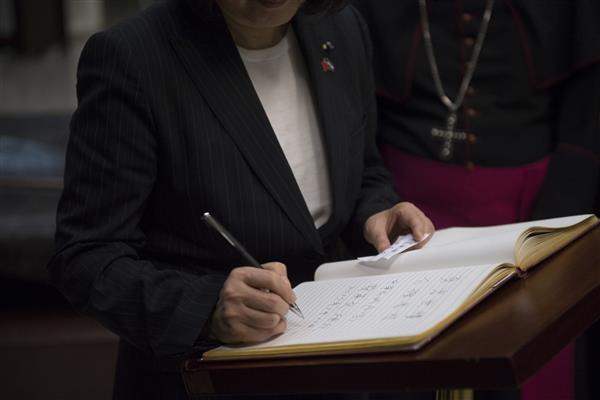 蔡英文總統於貴賓冊上簽字，寫下「勇者無懼 公理長存」後並簽名，為本專案薩爾瓦多的參訪行程畫下句點