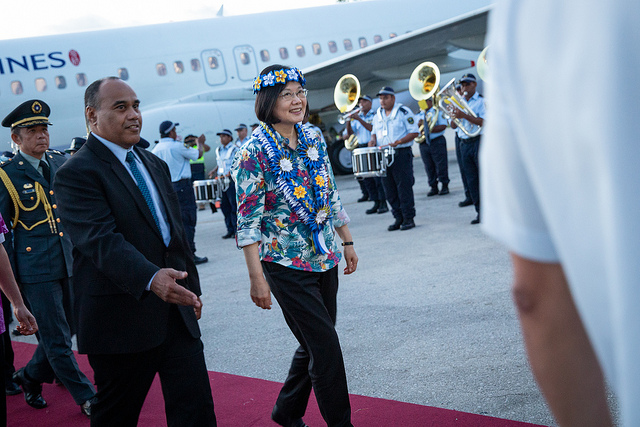 「海洋民主之旅」總統抵諾魯，參加機場歡迎儀式