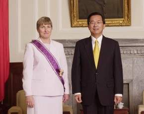 總統贈勳美國在台協會台北辦事處副處長蘇佩秋女士-陳水扁總統與來賓合影