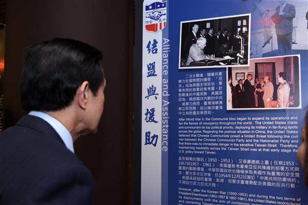 總統於台北市國家圖書館出席「美國人在臺灣的足跡--1950-80年代」特展開幕儀式（7-5）