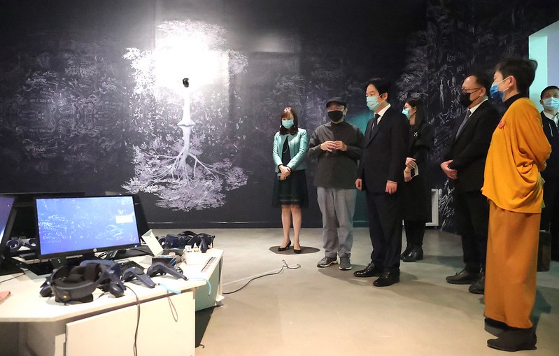 賴清德副總統今（13）日下午前往高雄參觀《X人稱-黃心健的元宇宙劇場》展覽