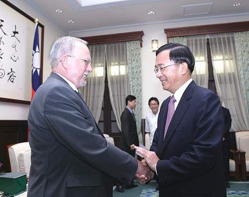 總統接見前東德總理德梅季耶-陳水扁總統與來賓握手致意