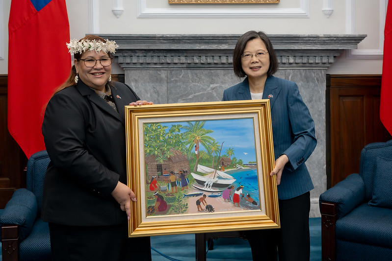 總統與馬紹爾群島共和國新任駐臺特命全權大使卡蒂爾合影