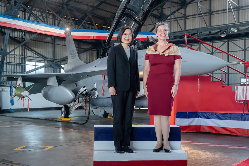 總統出席「F-16V BLK20型機性能提升接裝典禮」，並與美國在台協會台北辦事處處長孫曉雅（Sandra Oudkirk）合影