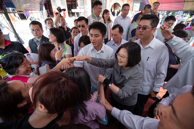 參拜高雄宮廟　總統呼籲鄉親團結起來，守護臺灣的民主自由跟主權