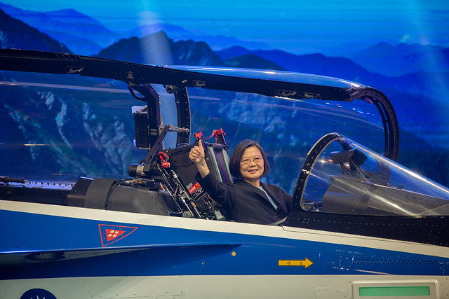總統出席「空軍新式高教機出廠典禮」，並親自登機視察新式高教機