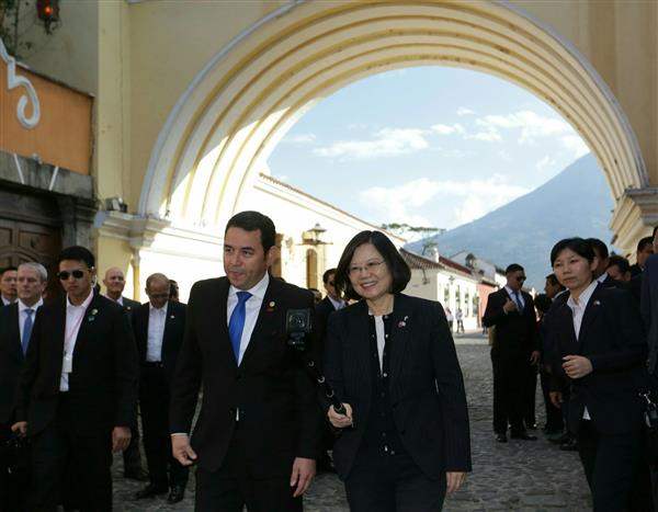 蔡英文總統在瓜國莫拉雷斯總統(Jimmy Morales)伉儷陪同下，參訪安地瓜古城，同時以360度環景攝影機與莫拉雷斯總統拍照留念。