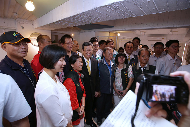 副總統參訪社區照顧咖啡館「有本生活坊」，與長者們合影