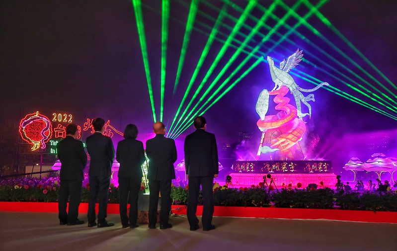 今（15）日是元宵節，蔡英文總統晚間出席「2022臺灣燈會在高雄」開燈儀式，親自為主燈「鳳彩飛舞」開燈