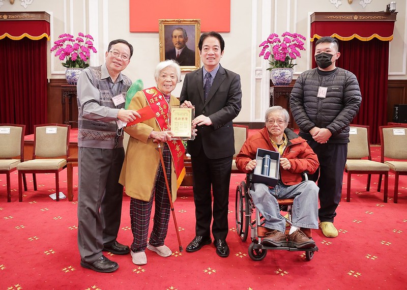 賴清德副總統今（28）日上午接見「社團法人中華慈光愛心會第25屆大愛獎得獎人及其身心障礙子弟」