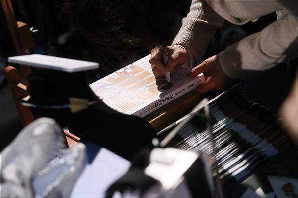 蔡英文總統參觀女力創新經濟展區，於書上簽名