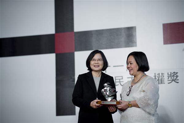 蔡英文總統出席「第11屆亞洲民主人權獎」頒發獎座予「亞洲反非自願失蹤聯盟」秘書長巴卡索爾女士