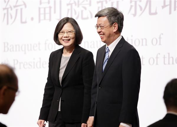 總統蔡英文和副總統陳建仁一同上台向與會貴賓致敬，場面熱絡愉快。