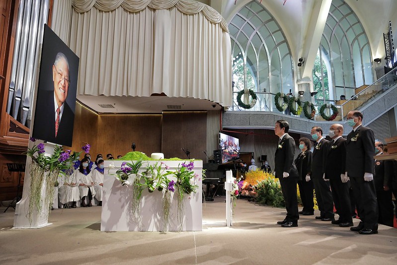副總統率治喪大員向李前總統行禮致敬