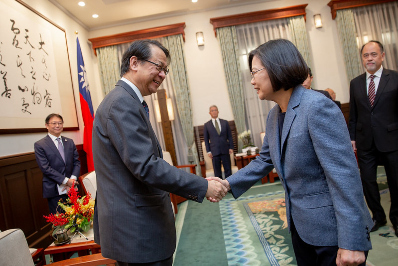 總統接見「日本台灣交流協會台北事務所新任代表泉裕泰」，並與泉裕泰代表握手致意