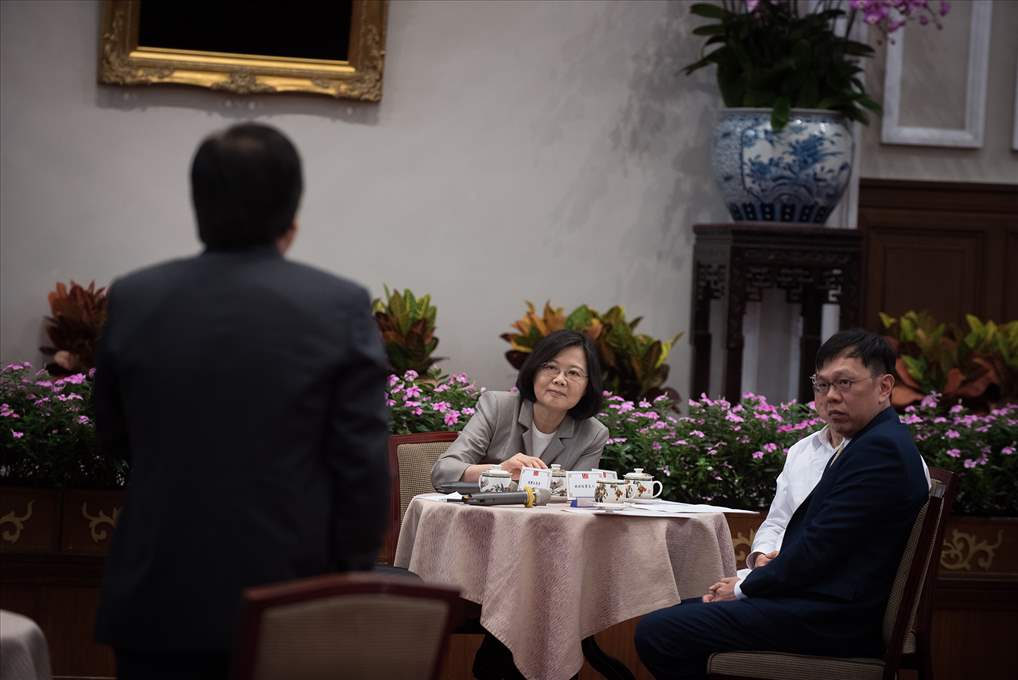 總統接見「2017海外華文媒體人士回國參訪團」，與團員對談交流