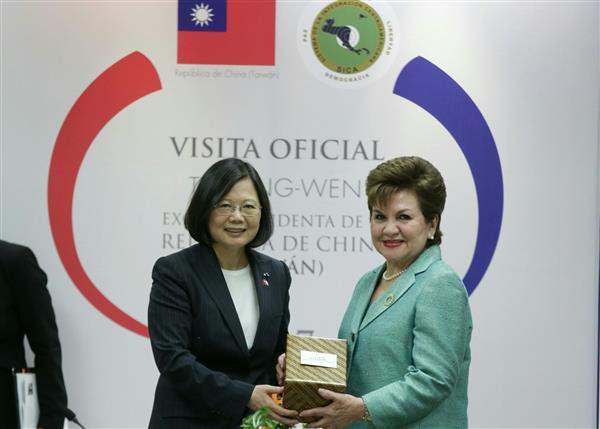 蔡英文總統與德阿薇蕾絲(Victoria Marina Velásquez de Avilés)秘書長於「中華民國廳」晤談，並於會後相互贈禮