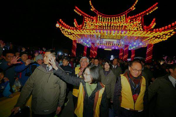 出席2017臺灣燈會  總統為主燈「鳳凰來儀」開燈  祝福國人「幸福安康、百業豐隆」