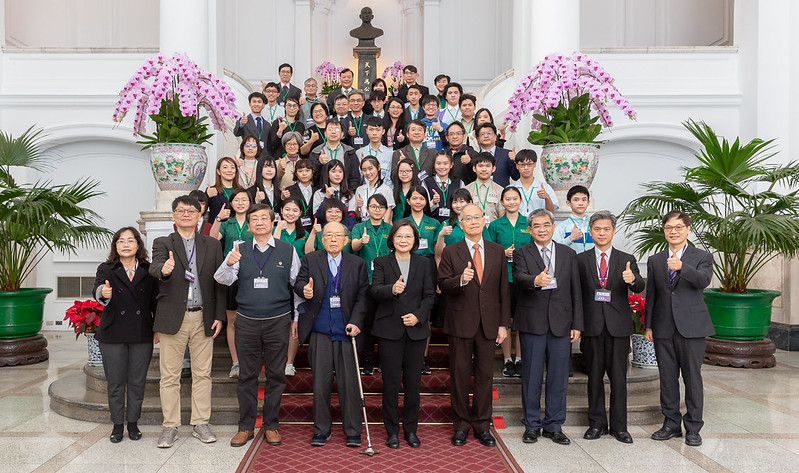 總統與中華民國第61屆中小學科學展覽會第一名作者師生及2021年臺灣國際科學展覽會正選代表合影