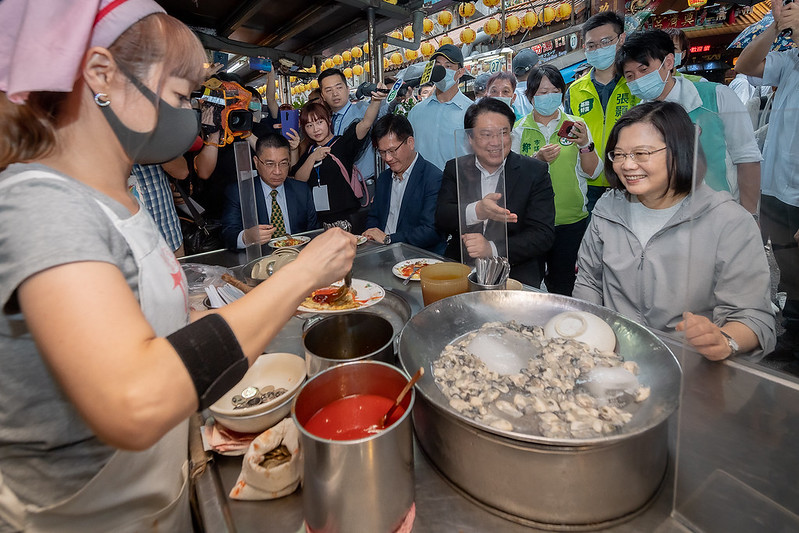 走訪基隆廟口夜市小吃　總統鼓勵國人多買、多吃、多逛　讓臺灣經濟越走越穩、越走越旺