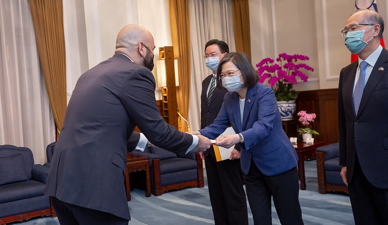 蔡英文總統今（16）日上午接受宏都拉斯共和國新任駐臺特命全權大使布羅德（Harold Burgos）呈遞到任國書