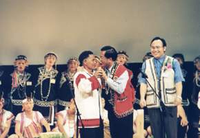 總統參加原住民族與台灣政府新夥伴關係再肯認儀式-陳水扁總統與原住民代表兩人共飲