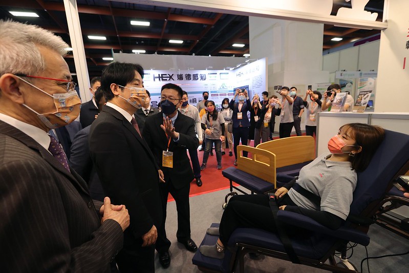 副總統出席「2021台北國際照顧科技應用展開幕典禮」，並參觀展區