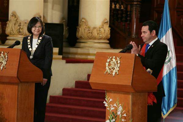 蔡英文總統出席臺瓜兩國元首記者會，對莫拉雷斯總統(Jimmy Morales)的政治成就及促進兩國關係的努力，致上最誠摯的敬意。
