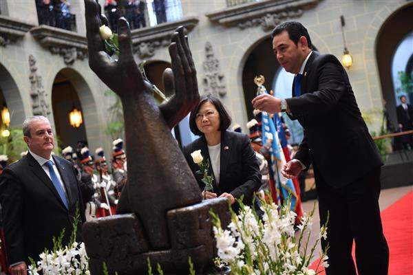 蔡英文總統為和平雕塑更換新鮮玫瑰，象徵為瓜國帶來和平
