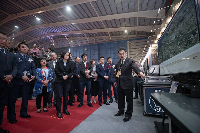 總統出席「空軍新式高教機出廠典禮」，並視導研製成果