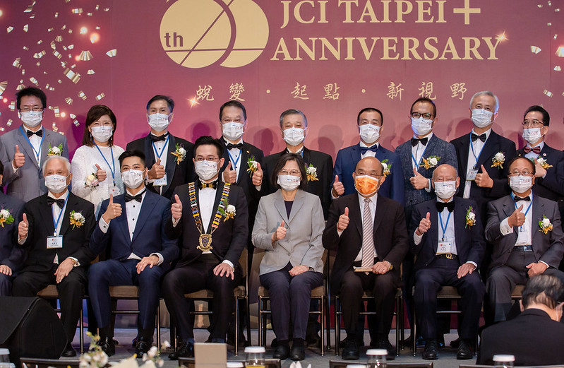 蔡英文總統今（1）日晚間出席「台北市國際青年商會65週年慶典禮」