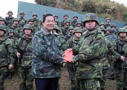 總統巡視馬祖、東引地區防務-陳水扁總統發紅包給國軍兄弟