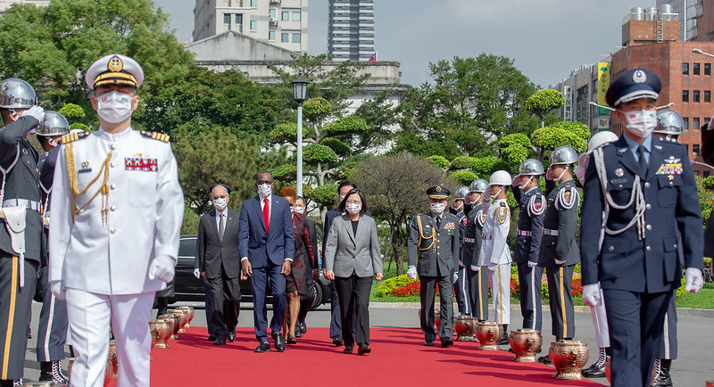 蔡英文總統今（29）日上午以隆重軍禮歡迎聖露西亞總理皮耶（Philip J. Pierre）及緋莉絲（Marie Felix）女士