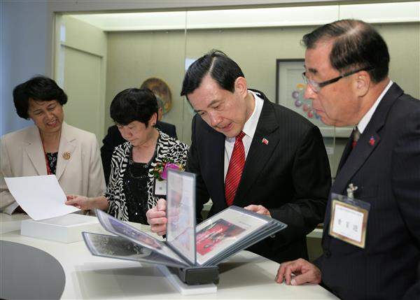 總統於國史館出席「總統副總統文物館」揭幕儀式並參觀各類文物展覽區 （8-7）