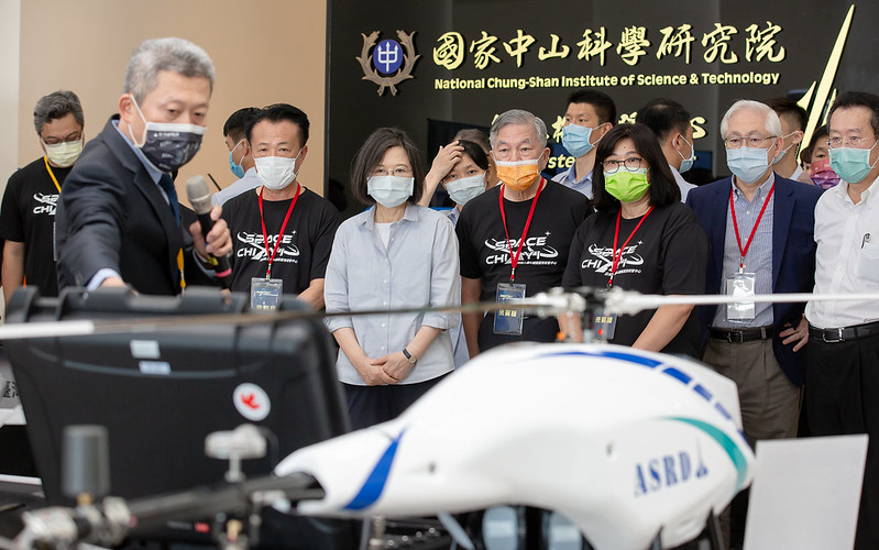 蔡英文總統今（13）日上午前往嘉義出席「亞洲無人機AI創新應用研發中心開幕記者會揭牌儀式」