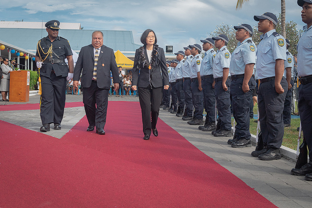 「海洋民主之旅」總統由瓦卡總統陪同檢閱警察儀隊