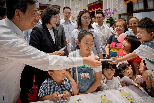 總統府家庭日　總統與副總統感謝同仁的努力與付出　並與員工眷屬共同品嚐臺灣農特產