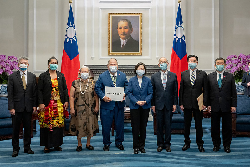 總統與吐瓦魯國新任駐臺特命全權大使潘恩紐及在場觀禮人員合影